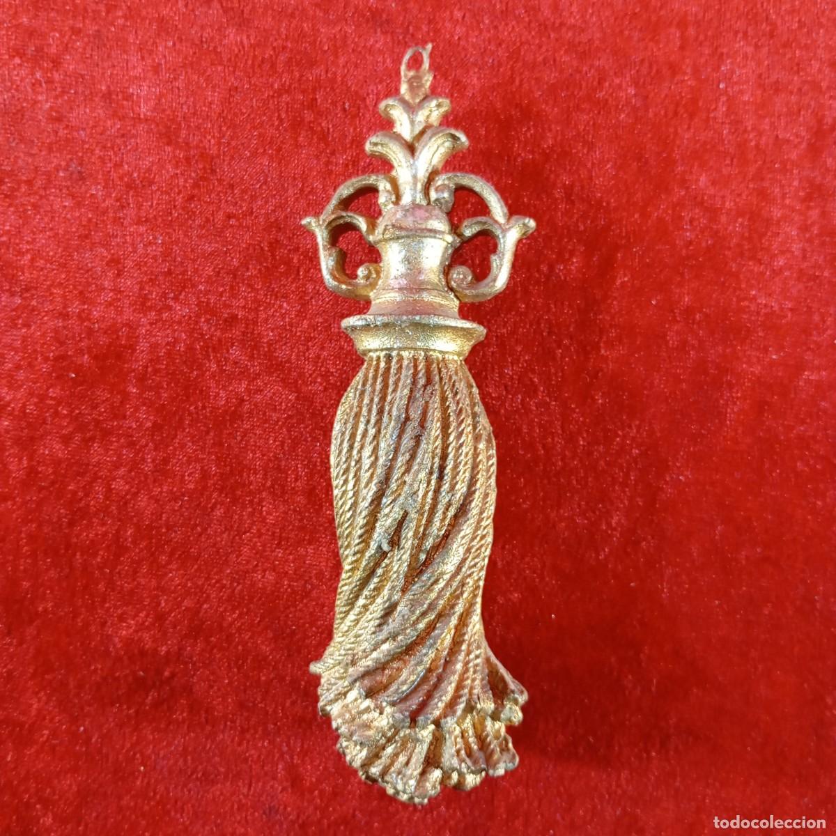 Antig&uuml;edades: BORLA DECORATIVA DORADA - DE MADERA PINTADA - 15 X 5 CM / 2214