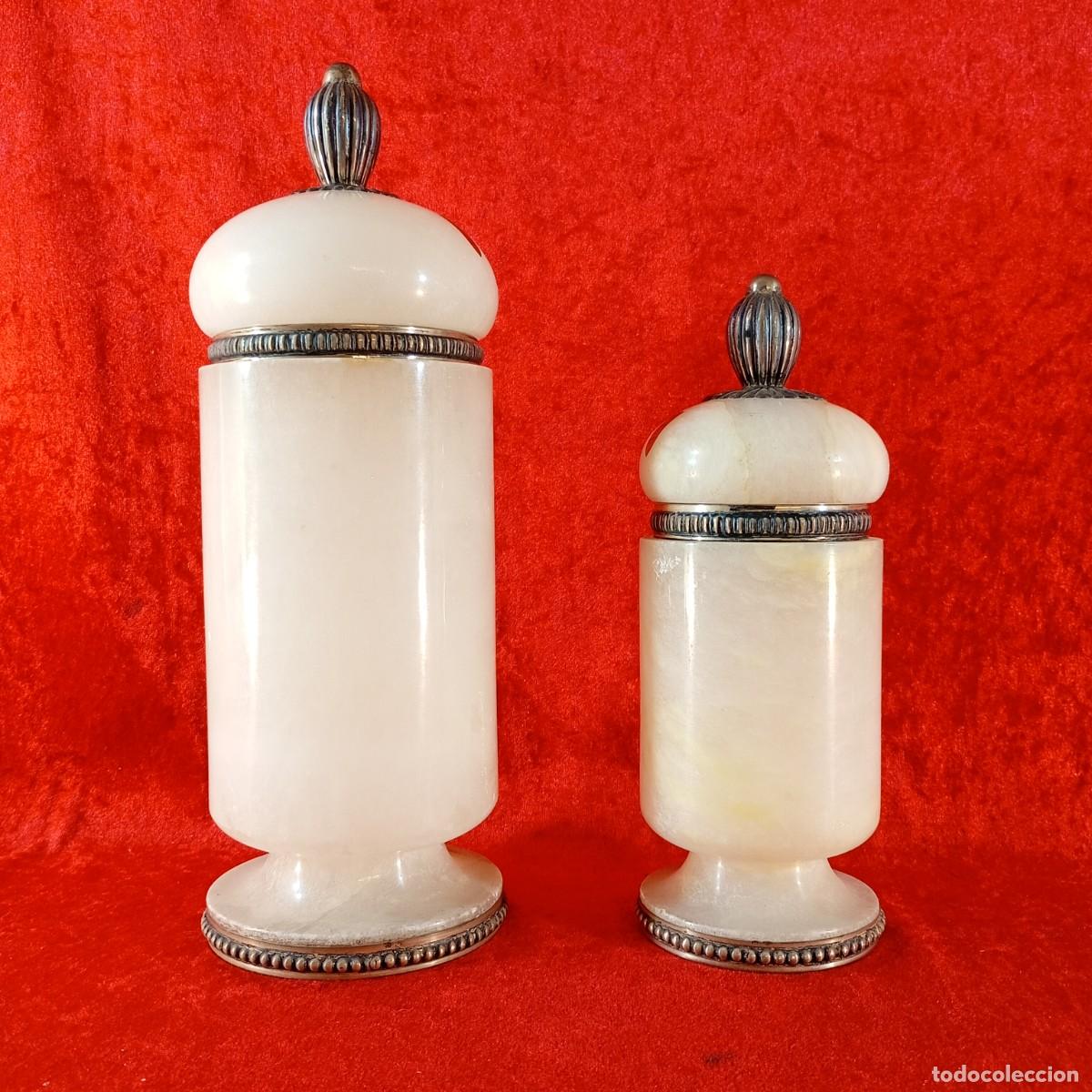 Antig&uuml;edades: LOTE 2 TARROS DE ALABASTRO BLANCO Y PLATA DE LEY - 30 X 10 CM Y 23 X 8 CM / 2216