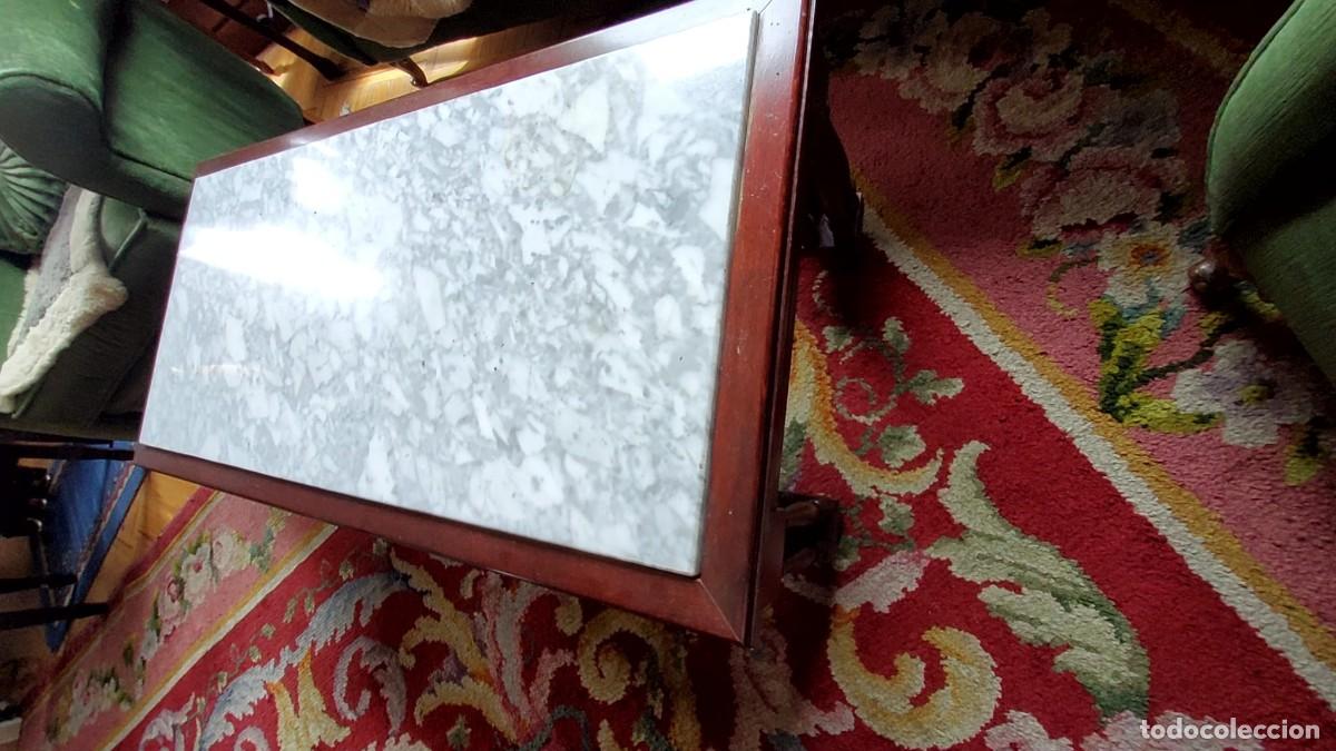 Antig&uuml;edades: Mesa de centro cl&aacute;sica de madera maciza con tapa de m&aacute;rmol natural 100 cm
