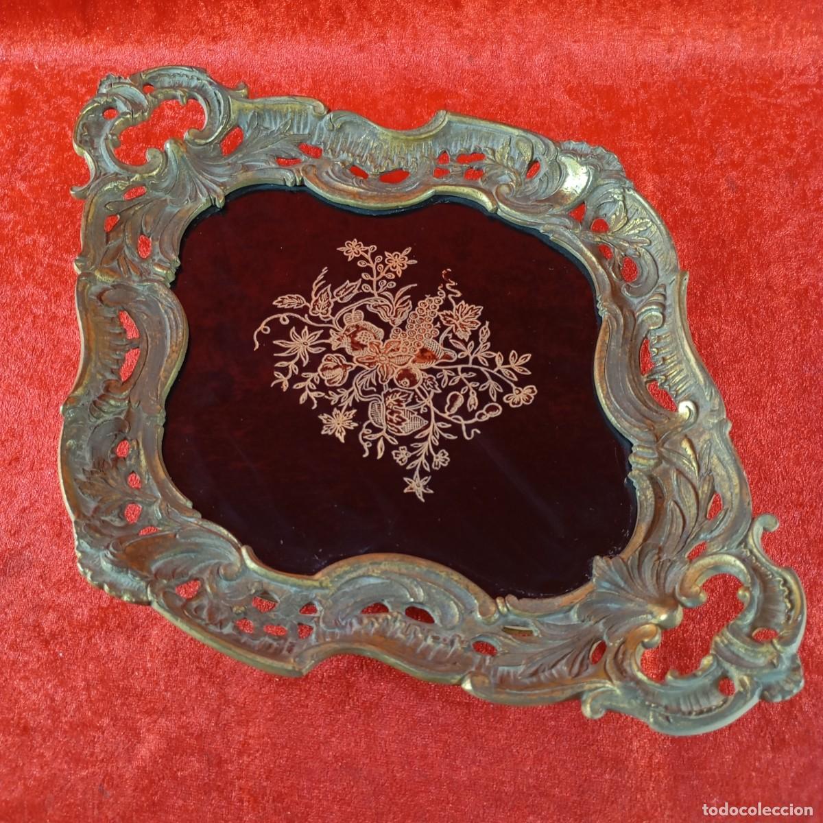Antig&uuml;edades: PRECIOSA BANDEJA DECORATIVA - ESTILO LUIS XV - EN LAT&Oacute;N Y VIDRIO GRABADO - 36,5 X 26,5 CM / 2218