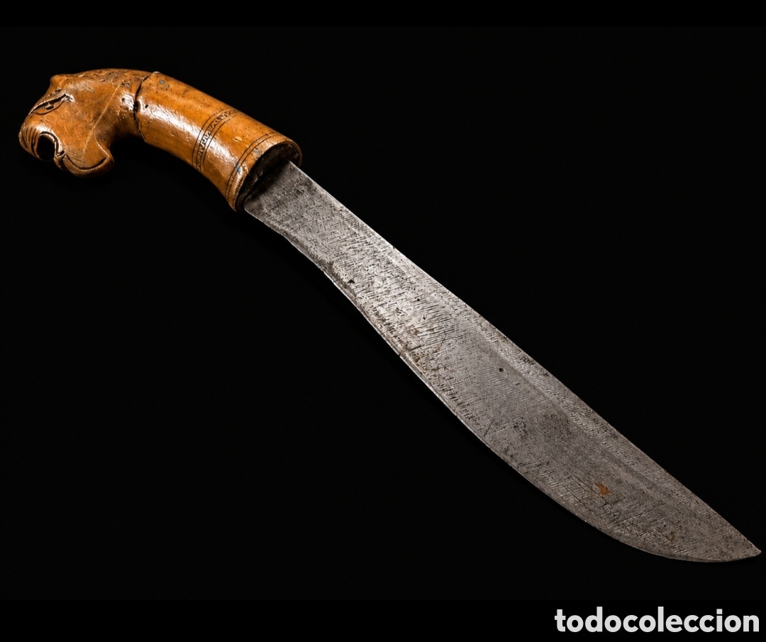 Antig&uuml;edades: Golok o Parang indonesio con empu&ntilde;adura de madera tallada felino siglo XIX