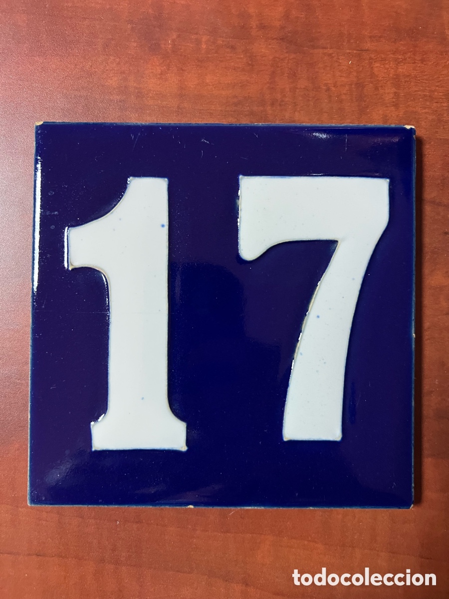 Antig&uuml;edades: ANTIGUO AZULEJO ESMALTADO CON EL NUMERO 17