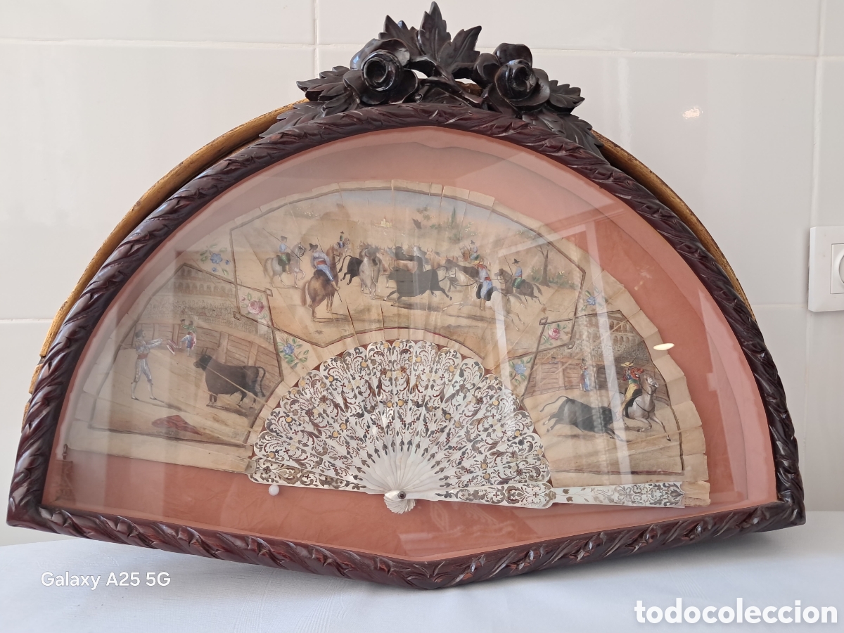 Antig&uuml;edades: Abanico con escenas taurinas.