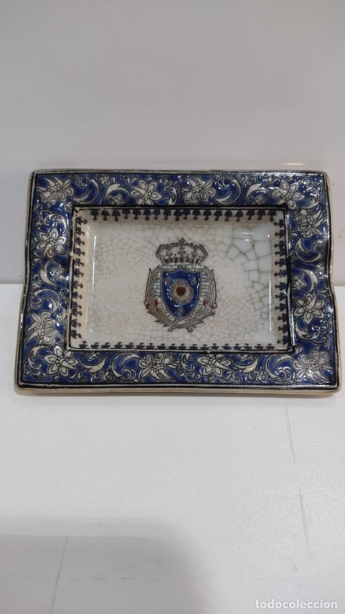 Antig&uuml;edades: 1220 CENICERO CHINO, REALIZADO EN PORCELANA, DECORACION CENTRAL ESCUDO HERALDICO, A&Ntilde;OS 50/60