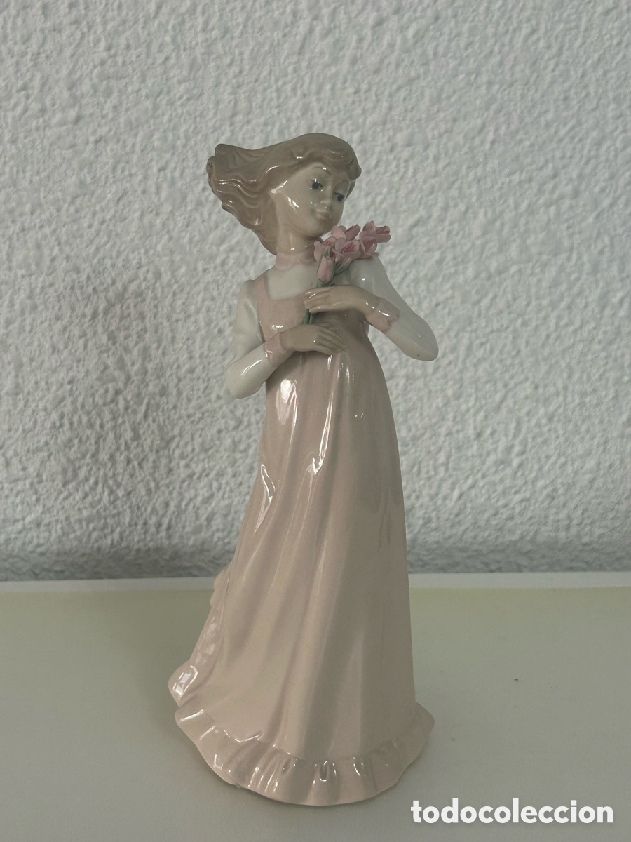 Antig&uuml;edades: Figura porcelana NADAL ni&ntilde;a con flor