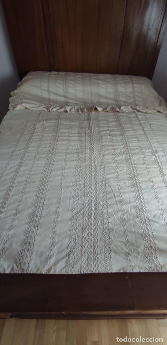 Antig&uuml;edades: ANTIGUA COLCHA DE AJUAR VINTAGE CON VOLANTE Y CUBREALMOHADA A JUEGO. CAMA DE 135 CM.