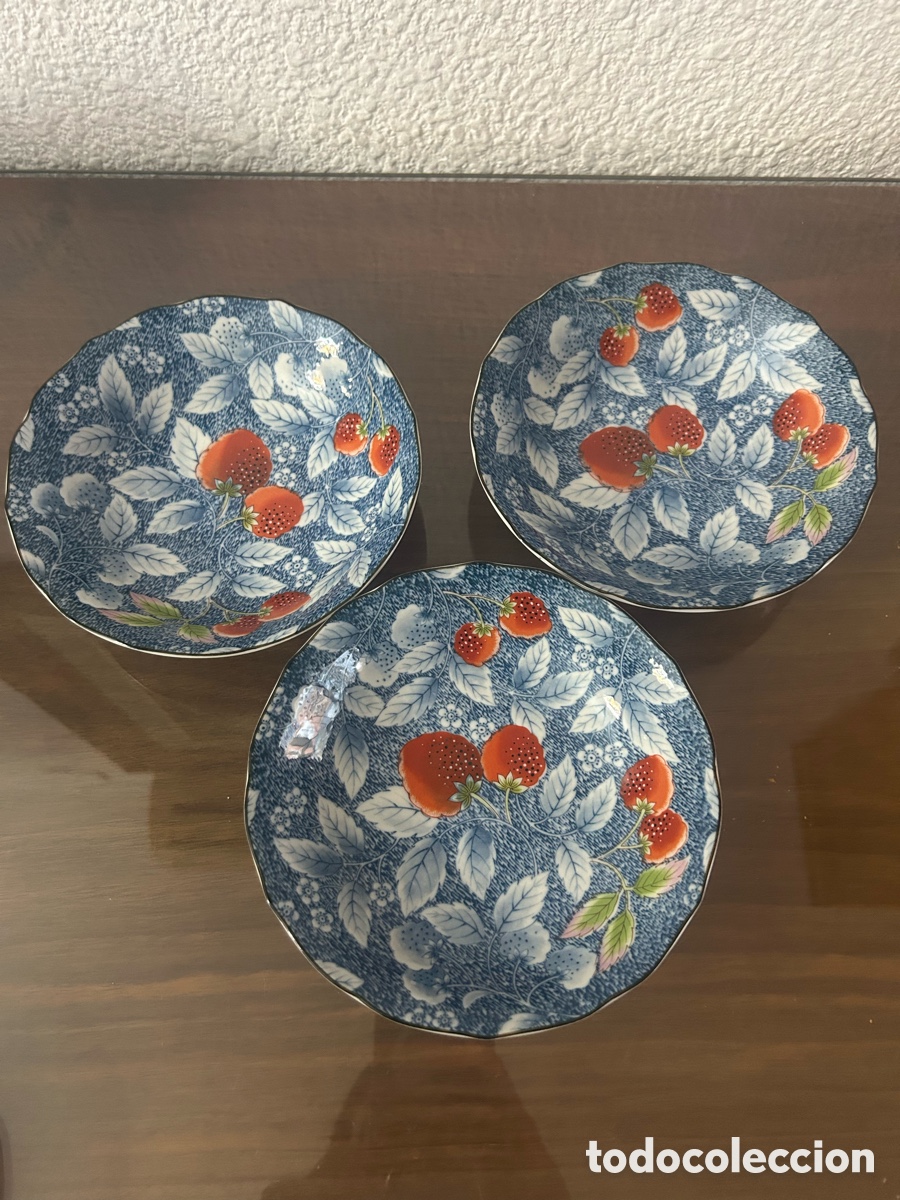 Antig&uuml;edades: Juego de 3 cuencos de porcelana japonesa dise&ntilde;o de fresas