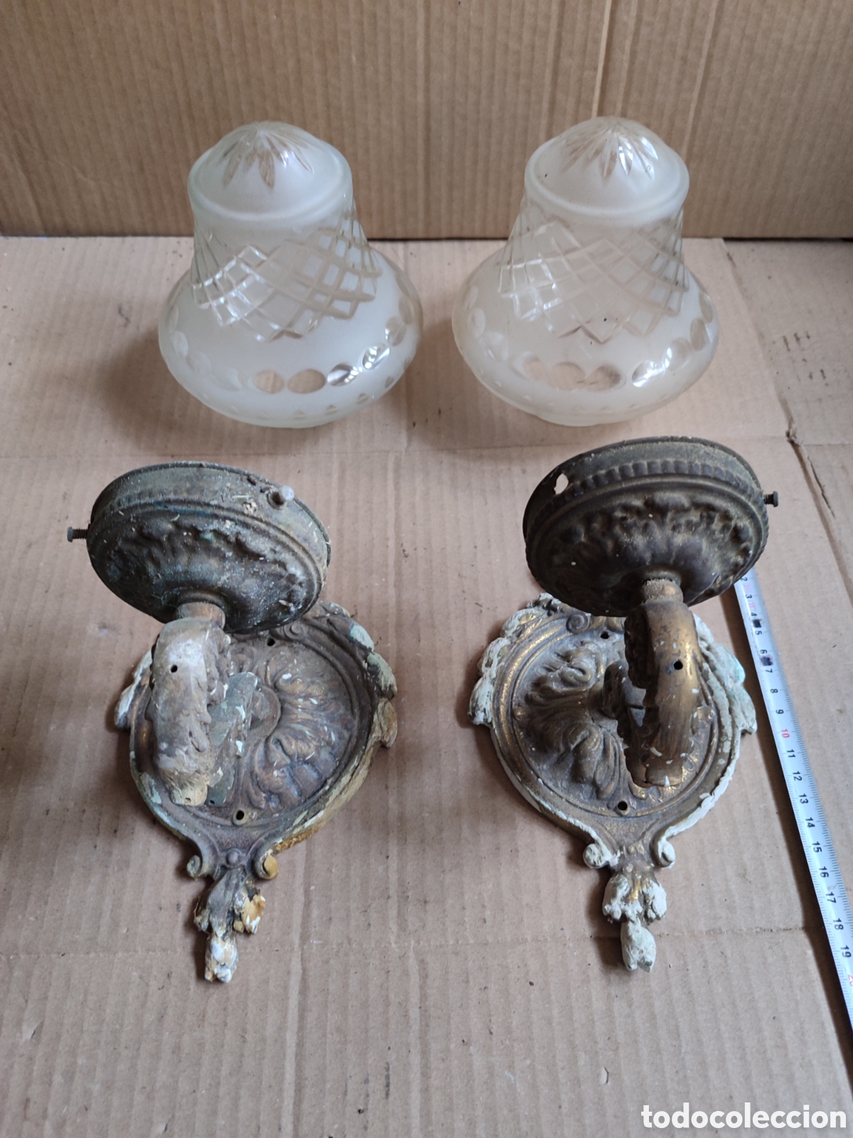 Antig&uuml;edades: Antigua pareja de apliques modernistas de lat&oacute;n macizo con 2 tulipas de cristal tallado y esmerilado