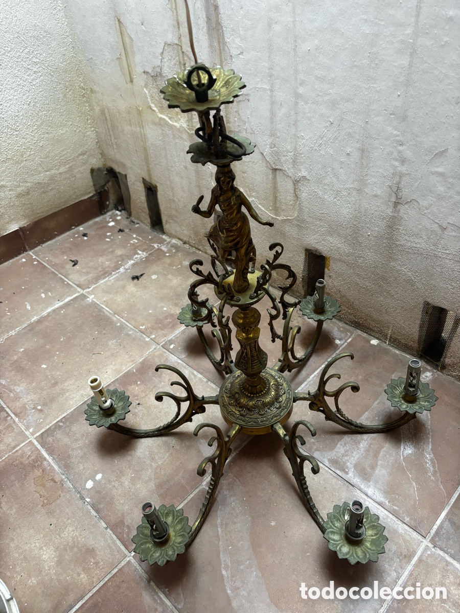 Antig&uuml;edades: L&aacute;mpara antigua de bronce macizo de 6 brazos con figura cl&aacute;sica
