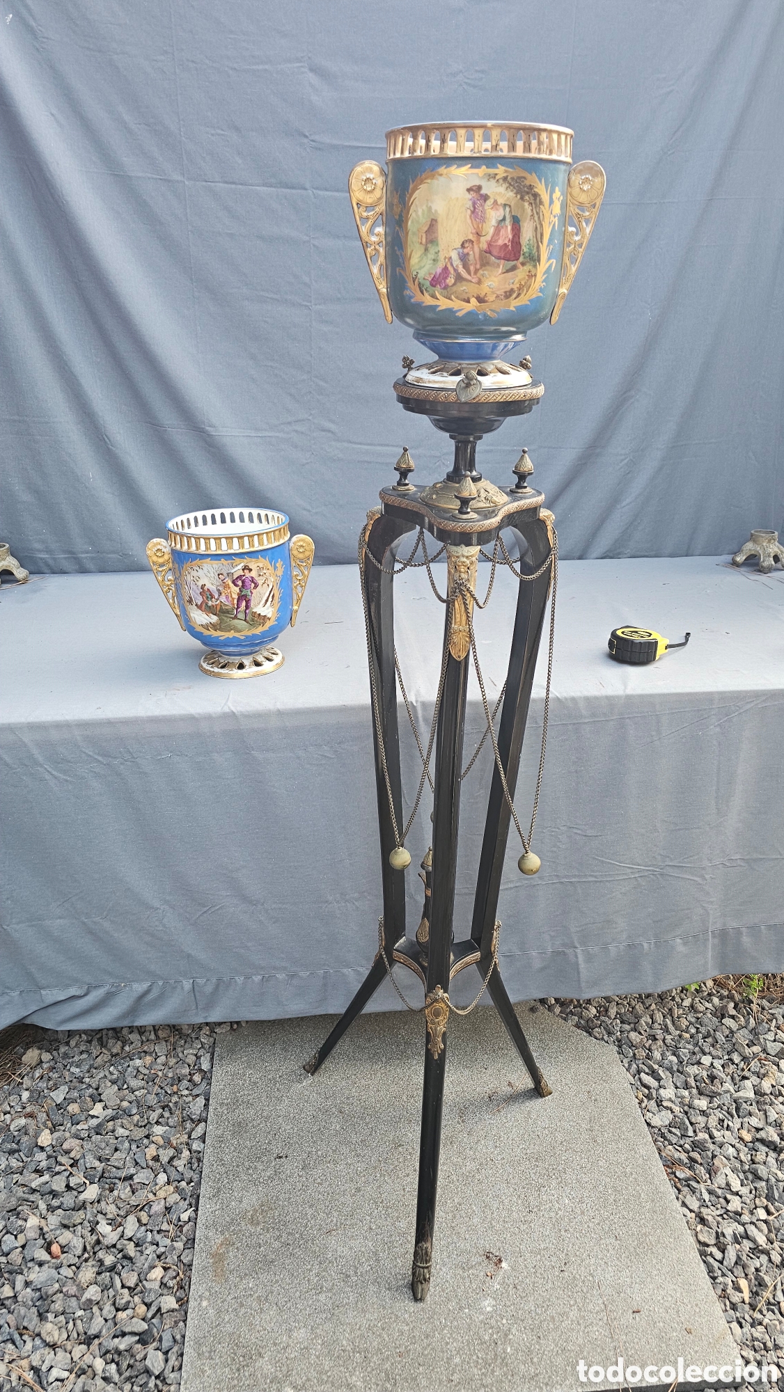 Antig&uuml;edades: 2 jarrones de porcelana y 1 peana Napole&oacute;n III
