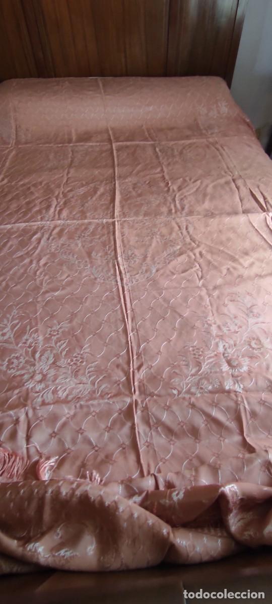 Antig&uuml;edades: COLCHA VINTAGE ROSA SALMON DAMASCO LABRADA CON BORLAS Y FLECOS- 240 x 182 cm (Cama Matri