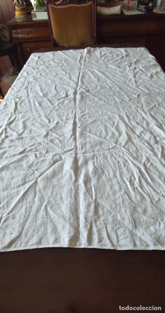 Antig&uuml;edades: MANTEL ANTIGUO VINTAGE DE LINO / HILO BLANCO DAMASQUINADO CON INICIALES BORDADAS A MANO - 150 x 120