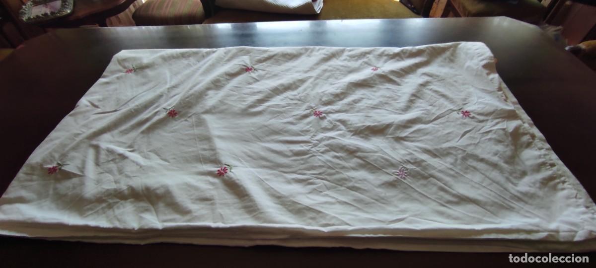 Antig&uuml;edades: FUNDA NORDICA / CUBREEDREDON VINTAGE BLANCO BORDADO FLORES ROSAS Y CIERRE BOTONES. - 220 x 120 cm