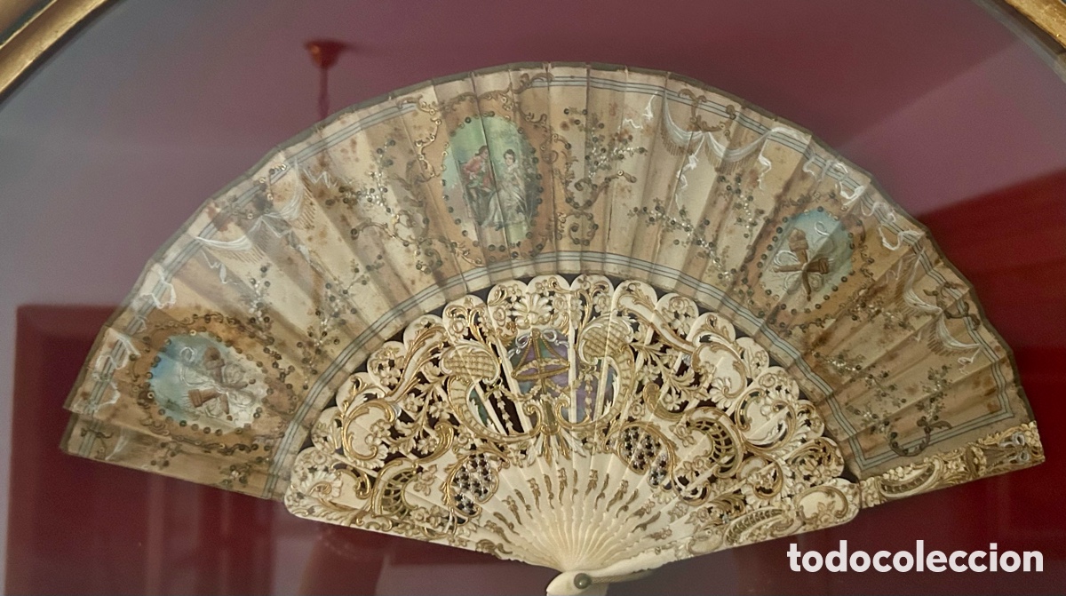 Antig&uuml;edades: Abanico antiguo del siglo XVIII con varillaje calado y dorado