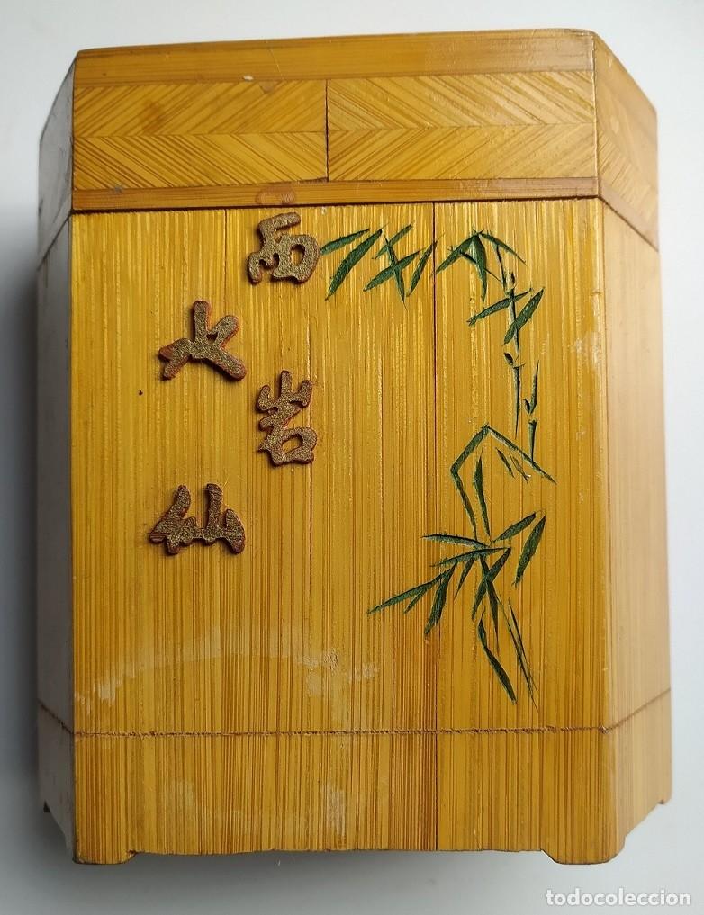 Antig&uuml;edades: antigua caja china de bambu, buen estado, 14 alto x 13 ancho x 7