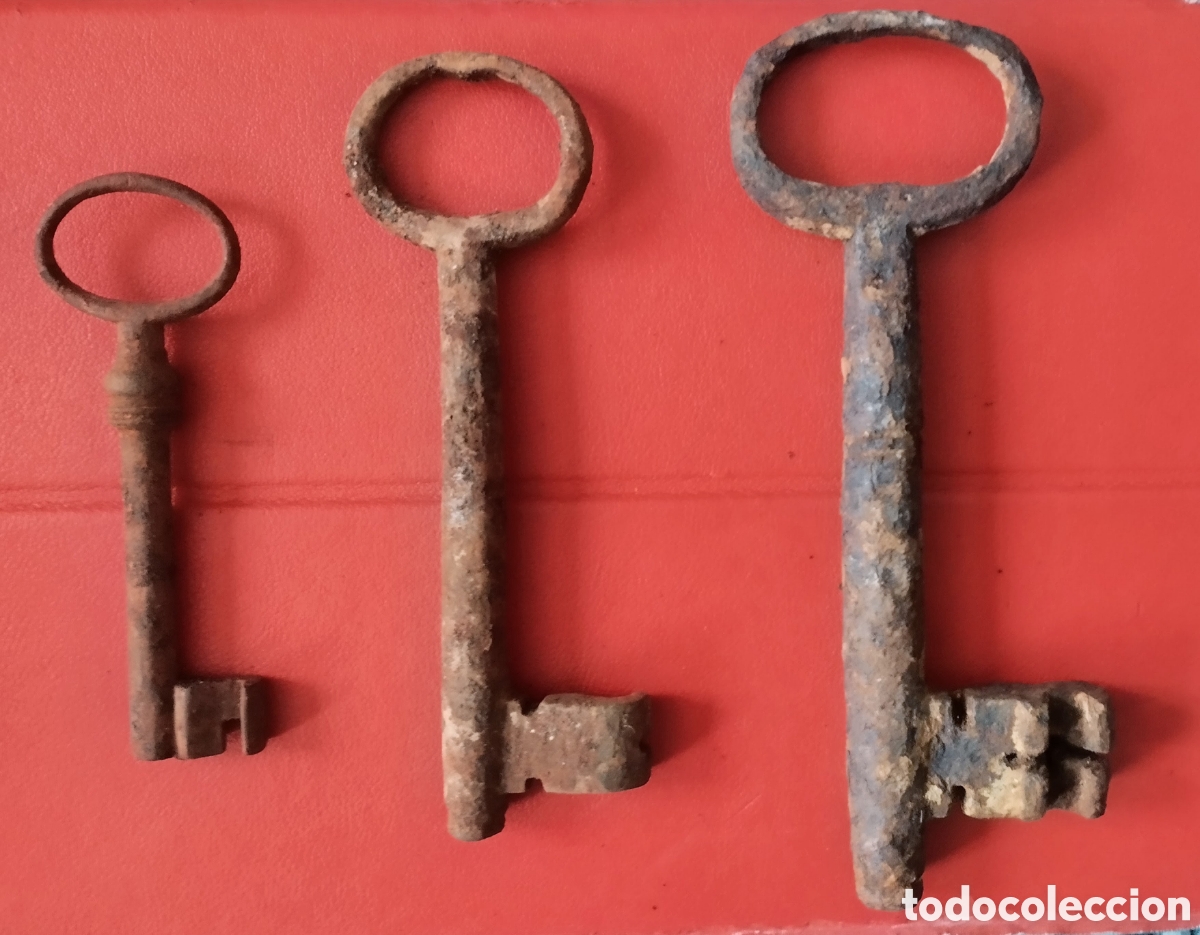 Antig&uuml;edades: 3 LLAVES DE HIERRO de M&Aacute;S DE UN SIGLO DE ANTIG&Uuml;EDAD de 12 cms de largas (ver fotos).