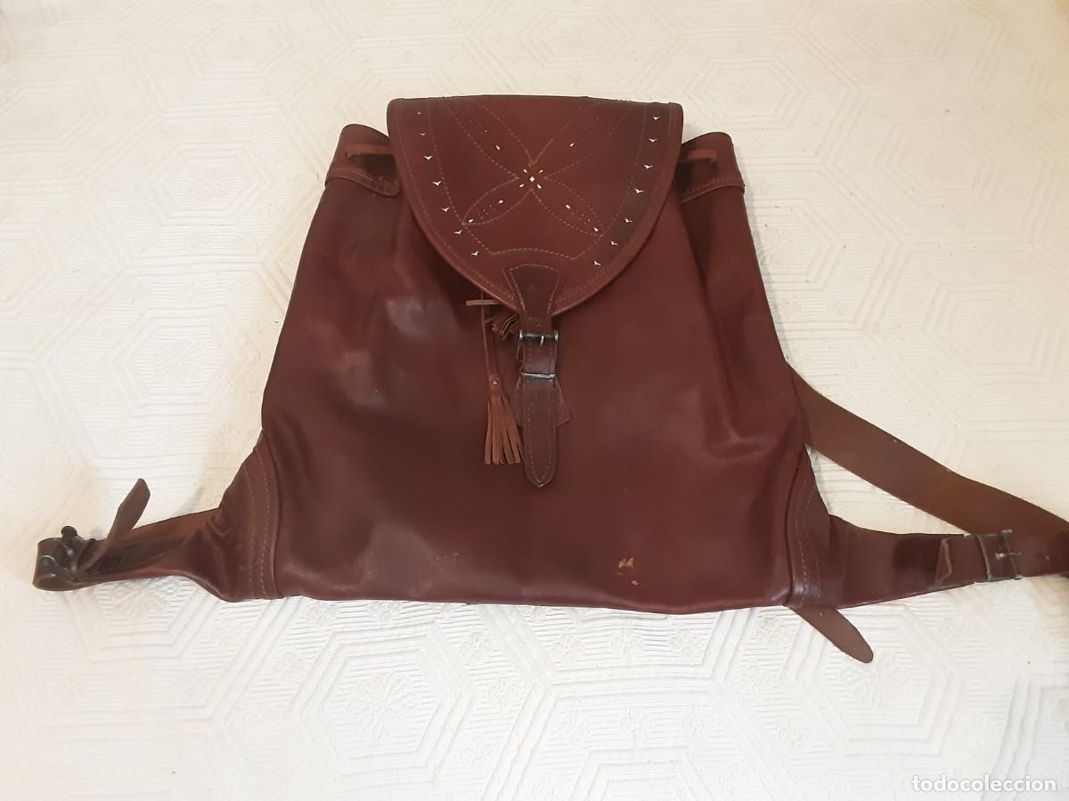 Antig&uuml;edades: Zurr&oacute;n, morral, mochila de piel. Caza. Monter&iacute;a. Aire libre.