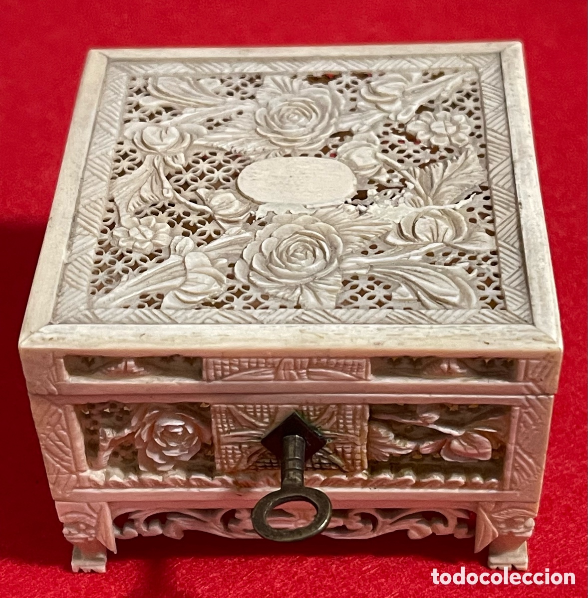 Antig&uuml;edades: Antigua caja china, de cant&oacute;n, en talla de hueso. Finales de S.XIX, principios de S. XX