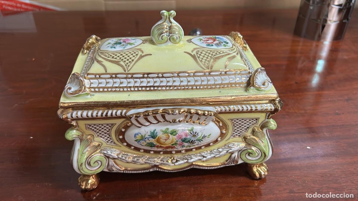 Antig&uuml;edades: COFRE DE PORCELANA PINTADO A MANO CON TAPA Y ESTAMPADO DE FLORES EN SU INTERIOR 18 CMS. DE LARGO