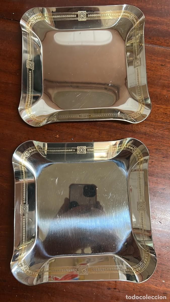 Antig&uuml;edades: BANDEJAS PAREJA MARCA BONITA DE 18 X 18 CMS. EN ACERO INOXIDABLE CON ESTAMPADO EN ORO DE 24 KILATES