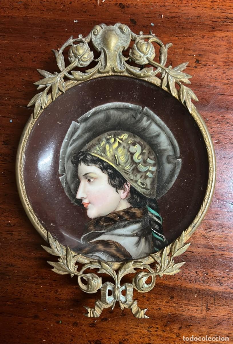 Antig&uuml;edades: PLATO ANTIGUO CON ESTAMPADO DE MUJER DE 18 X 11 CMS. CON LA DECORACION EN LATON
