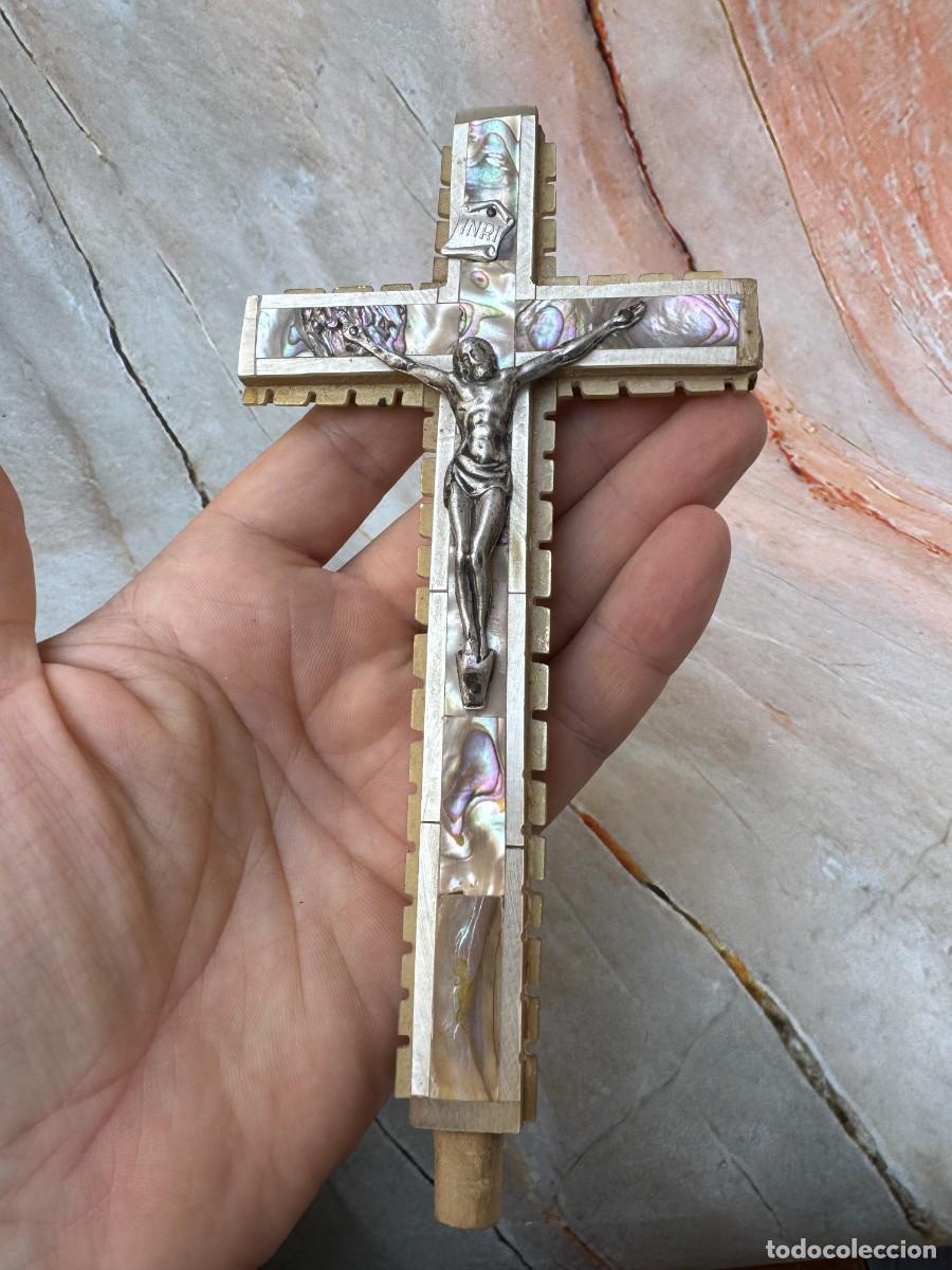 Antig&uuml;edades: Crucifijo vintage de madera y n&aacute;car | Figura de Jes&uacute;s de metal, placa con la inscripci&oacute;n &laquo;INRI&raquo;.