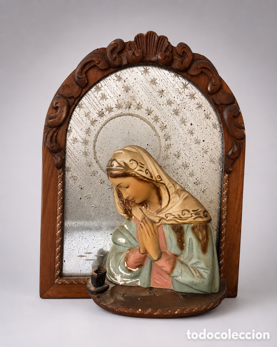 Antig&uuml;edades: Antigua capilla con Virgen en oraci&oacute;n y espejo decorado