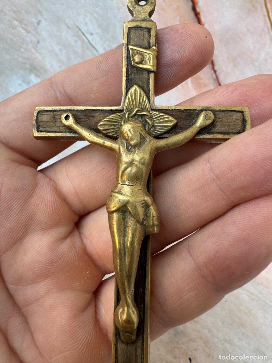 Antig&uuml;edades: Crucifijo vintage de lat&oacute;n y madera | Cruz de Jes&uacute;s hecha a mano | Decoraci&oacute;n religiosa cat&oacute;lica par