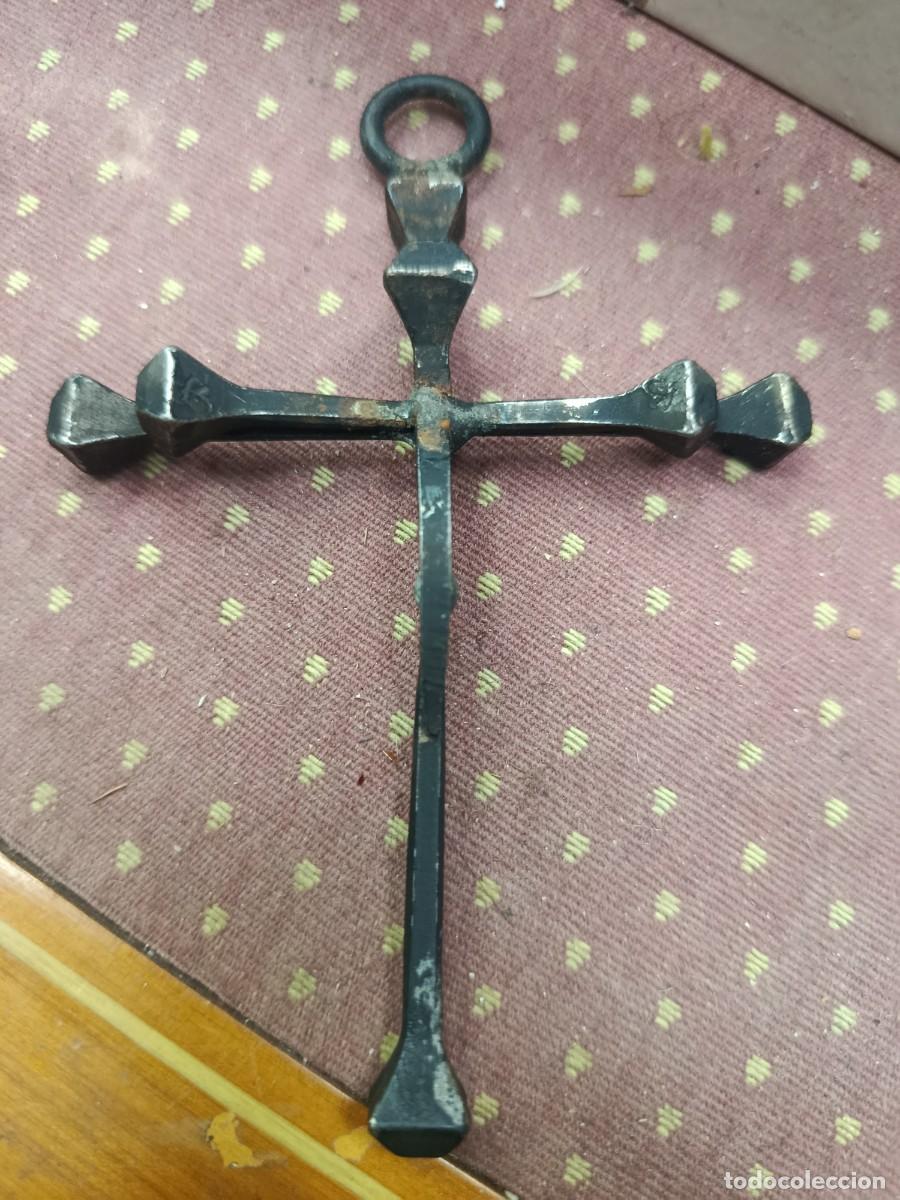 Antig&uuml;edades: Precioso crucifijo antiguo hecho de clavos de forja.