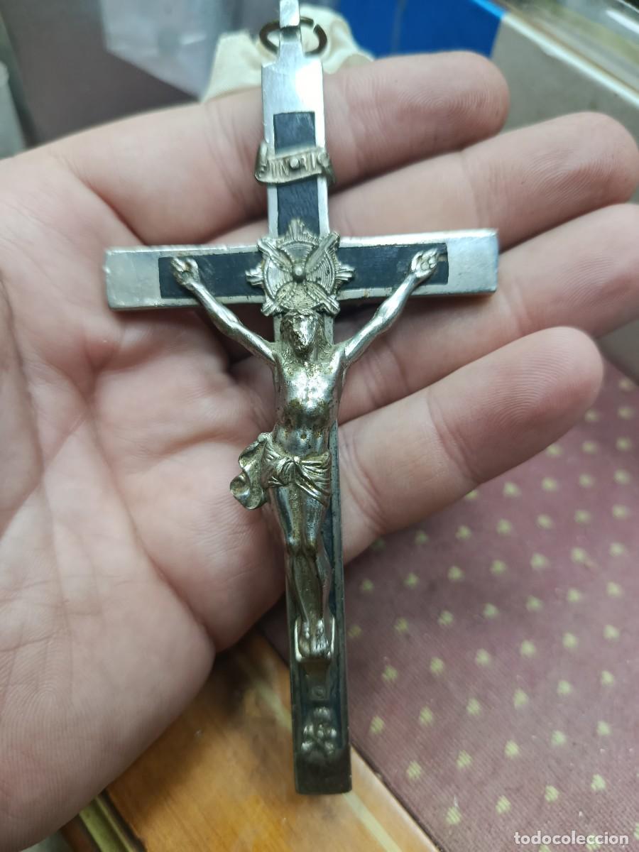Antig&uuml;edades: Crucifijo de pecho, madera y metal, siglo XIX