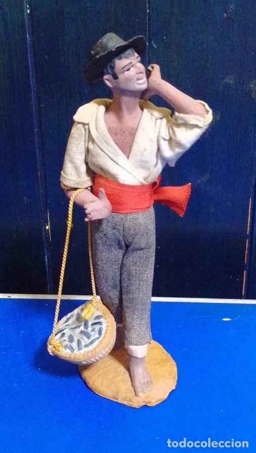 Antig&uuml;edades: figura de barro malague&ntilde;o costumbrista &rdquo;cenachero&rdquo; vestido 20 cm primera mitad del siglo XX