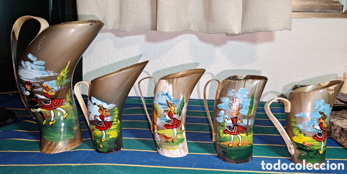 Antig&uuml;edades: Jarras y vasos de cuerno de toro r&uacute;stico artesano