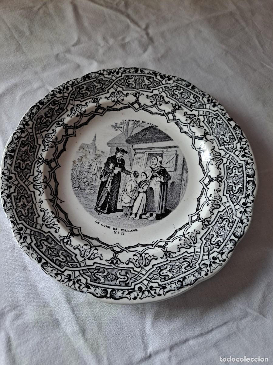 Antig&uuml;edades: Plato parlante Fayencerie de Gien, Le cure de village n&ordm; 11. siglo XIX