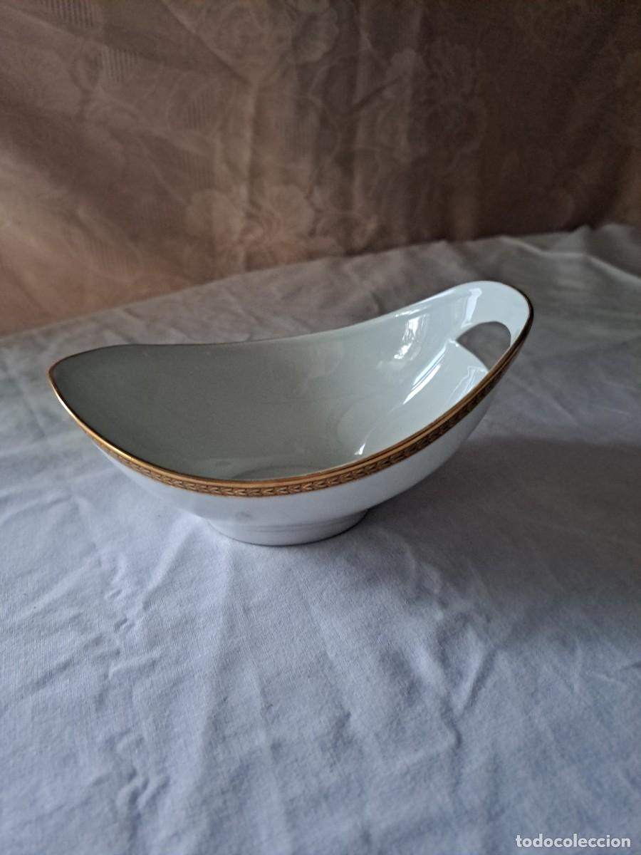 Antig&uuml;edades: Preciosa salsera de porcelana blanca con decoraci&oacute;n en oro, relieve, Limoges France