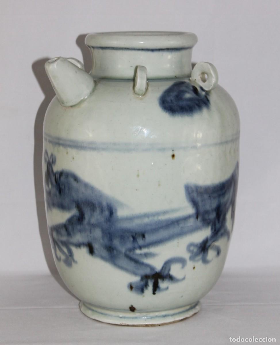 Antig&uuml;edades: C&aacute;ntaro chino de porcelana. Decorado con drag&oacute;n azul. Estilo Swatow. Gran tama&ntilde;o