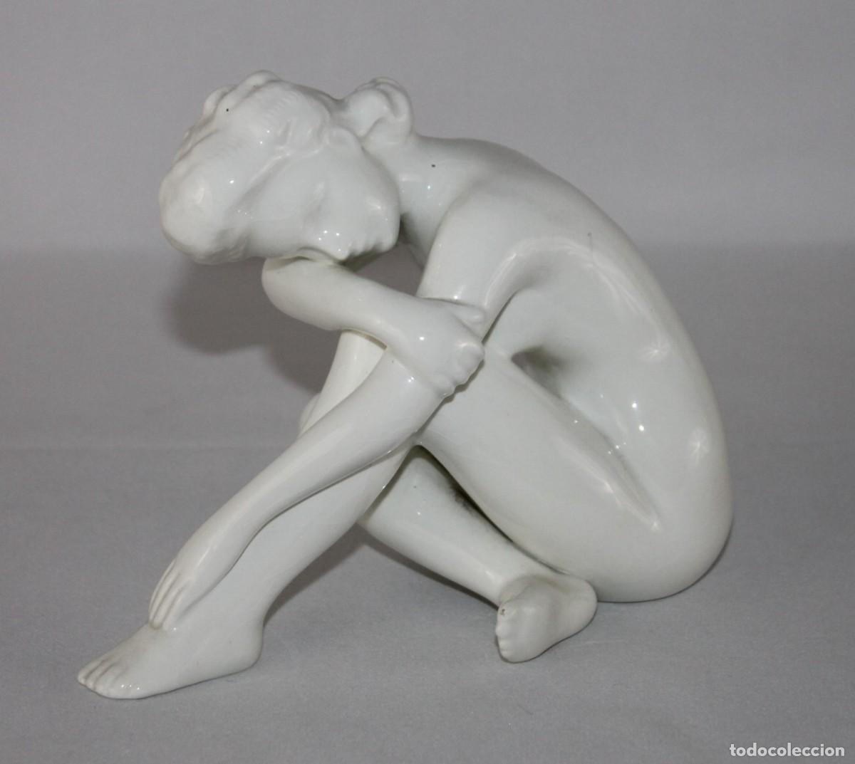 Antig&uuml;edades: Escultura de desnudo femenino en porcelana blanca. Siglo XX