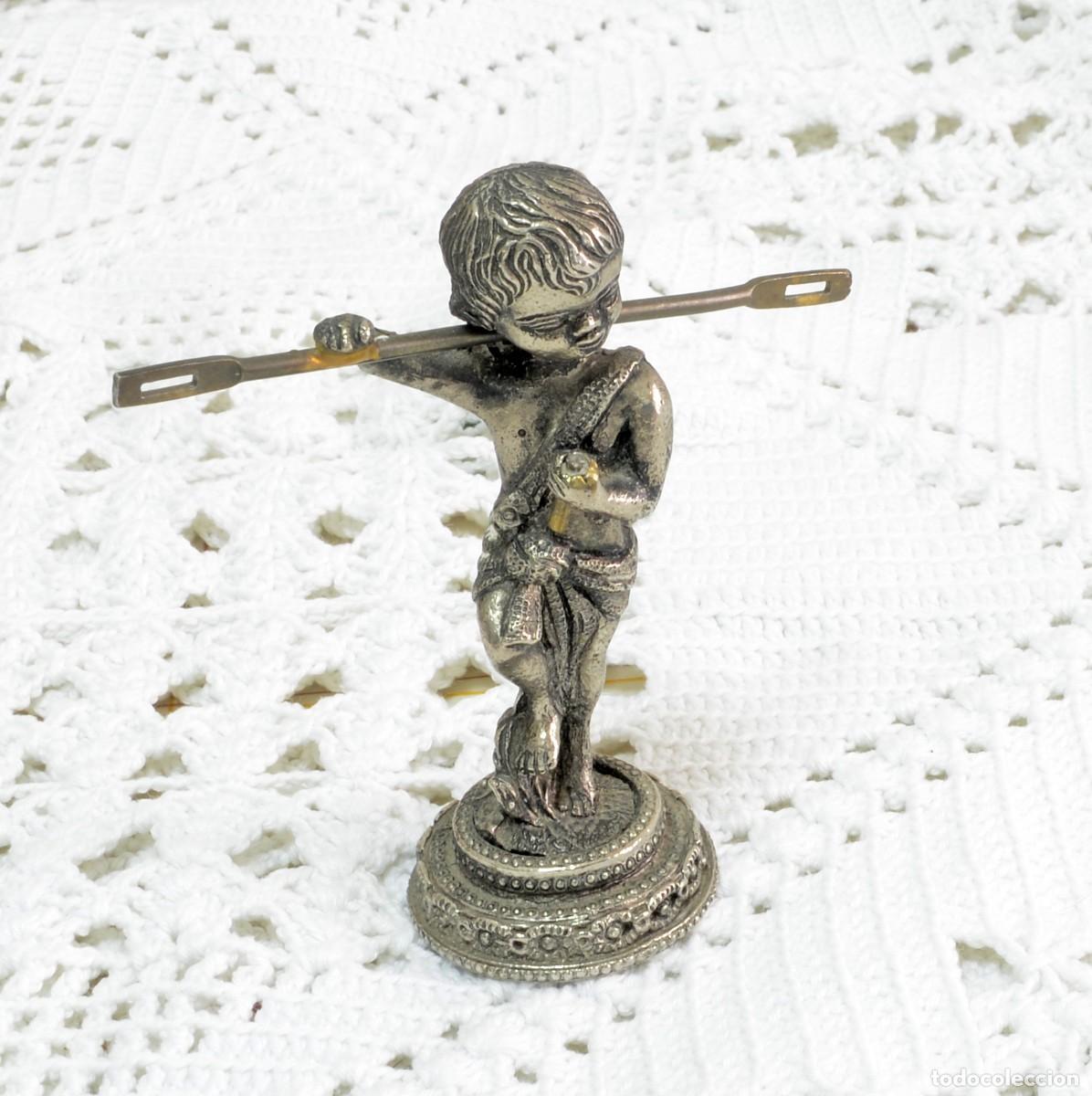 Antig&uuml;edades: Peque&ntilde;a escultura de metal plateado, ni&ntilde;o con una vara