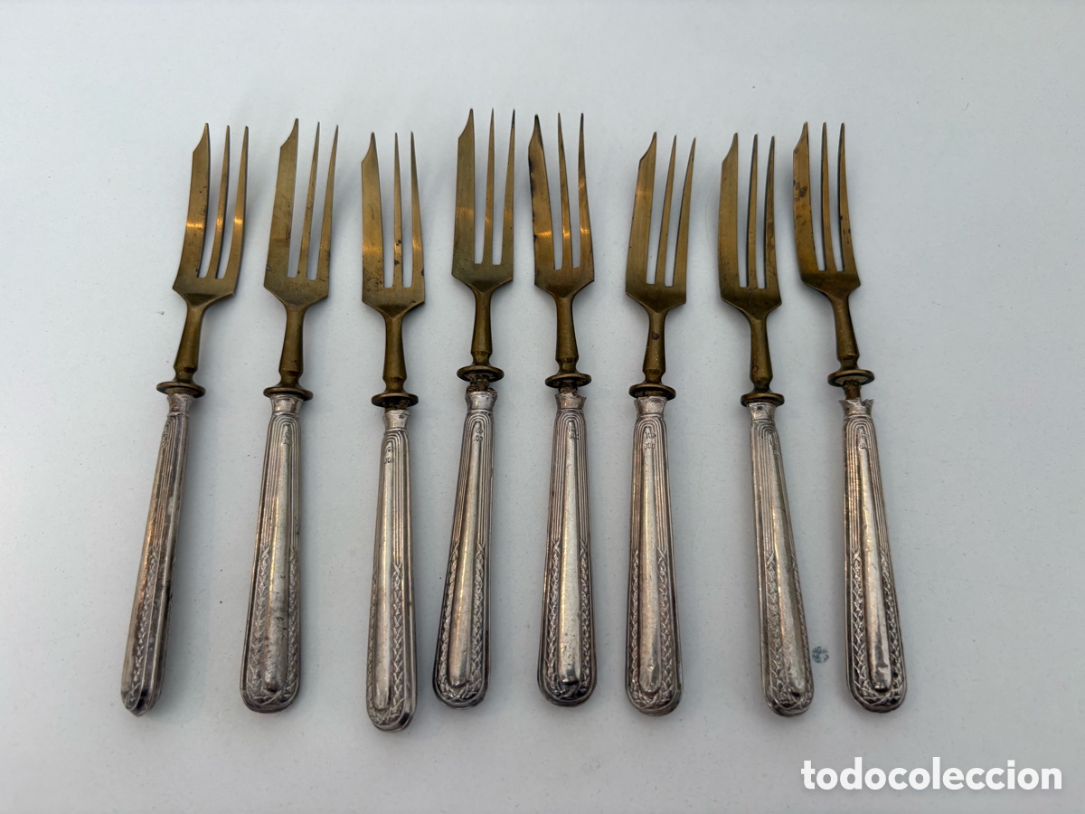 Antig&uuml;edades: Lote 8 cubiertos Siglo XIX Bronce y Plata 800 &bull; Con contraste