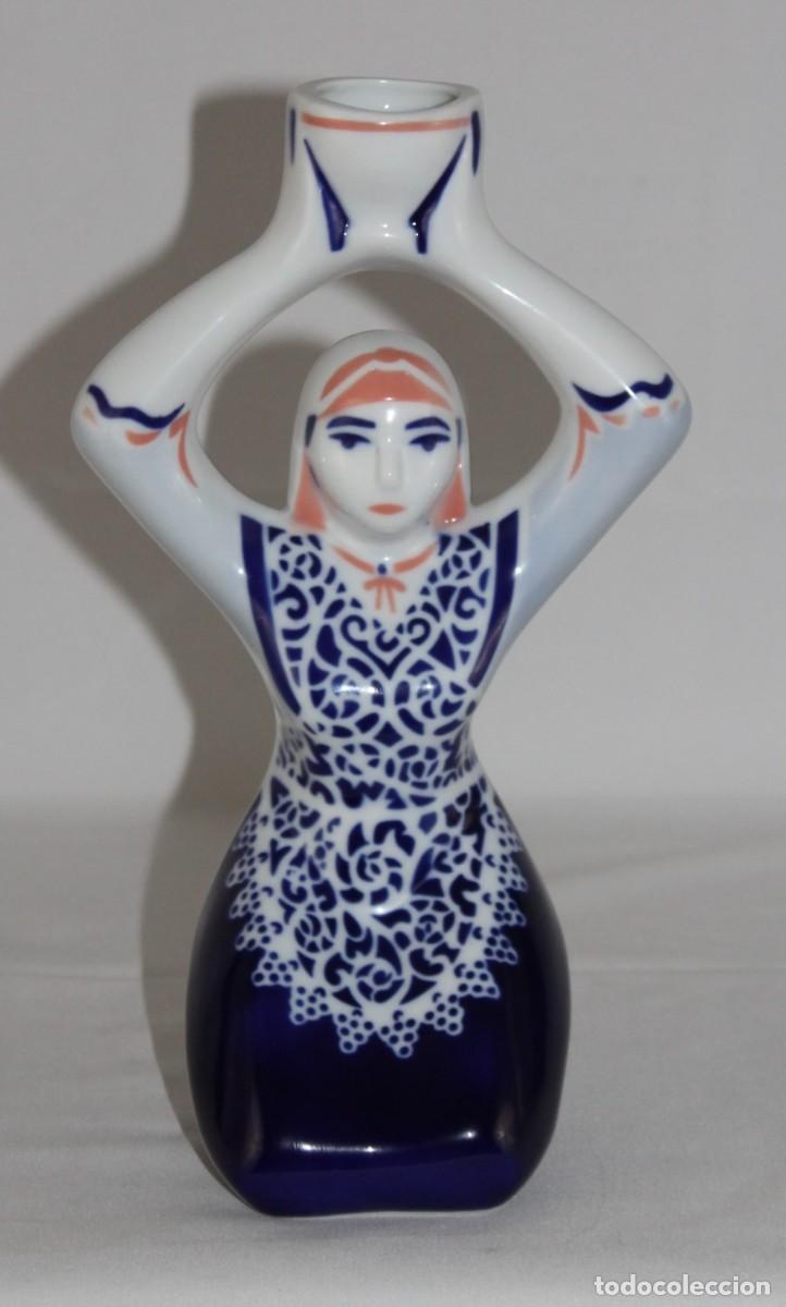 Antig&uuml;edades: Figura de porcelana Sargadelos. Ofrenda al vino. Dise&ntilde;o gallego