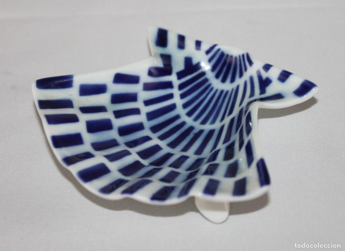 Antig&uuml;edades: Concha de porcelana Sargadelos. Firmada Mm. Dise&ntilde;o gallego