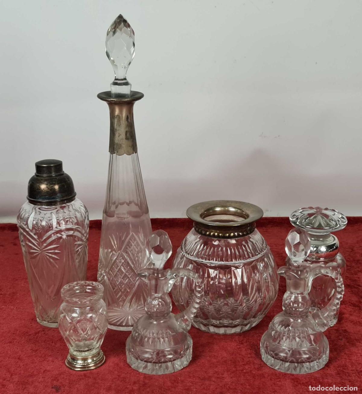 Antig&uuml;edades: CONJUNTO DE 7 PIEZAS EN CRISTAL TALLADO. CUELLOS Y BASES DE PLATA. CIRCA 1960.