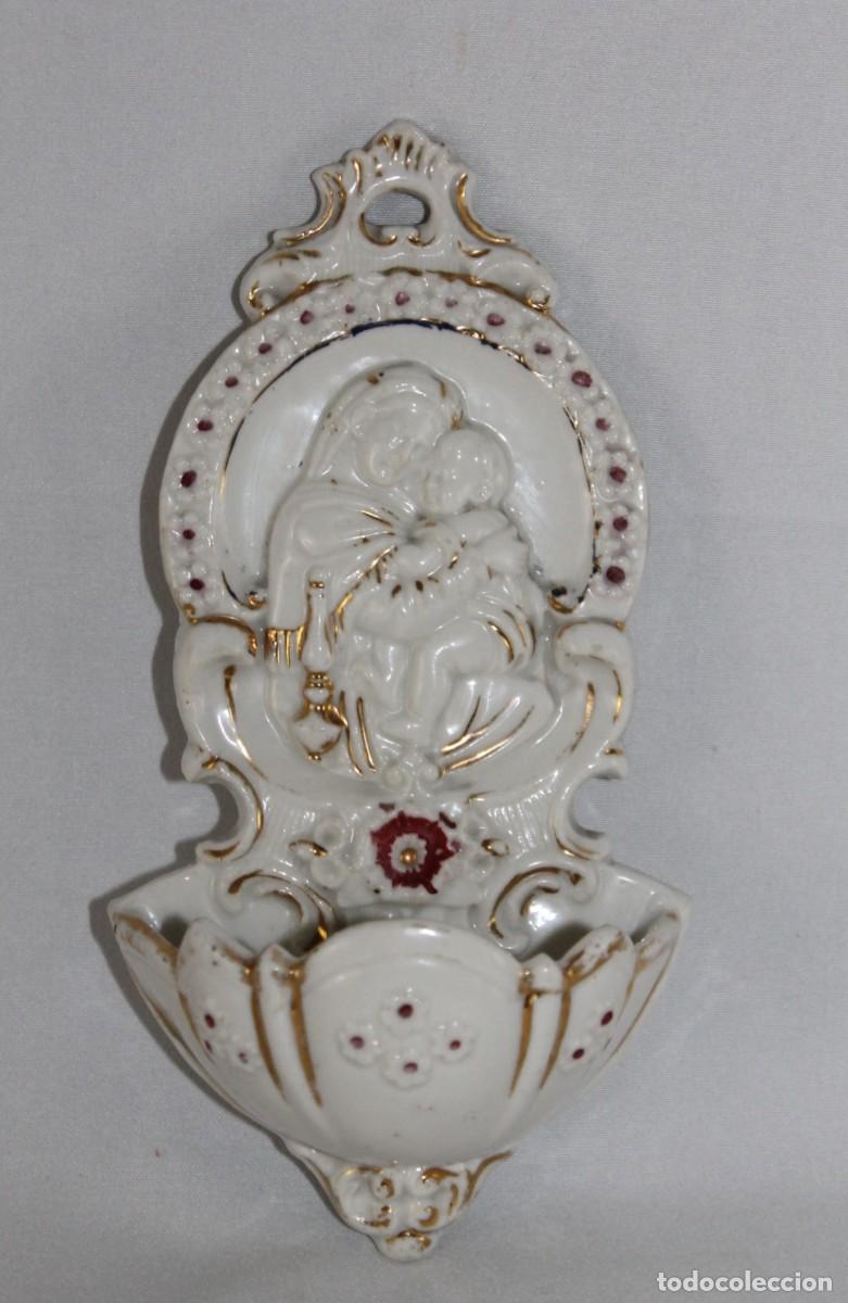 Antig&uuml;edades: Benditera de porcelana con Virgen y Ni&ntilde;o en relieve. Siglo XX