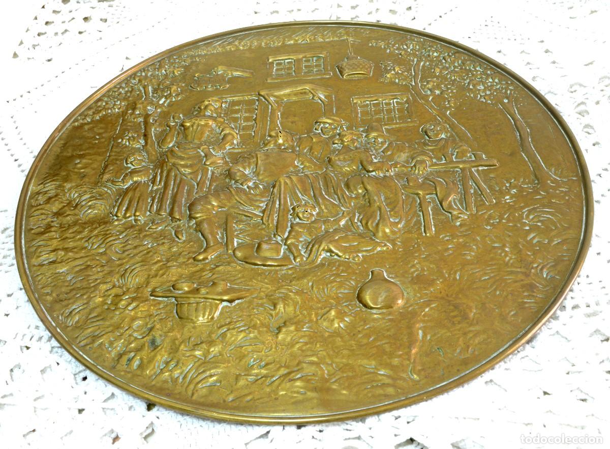 Antig&uuml;edades: Gran plato decorativo de pared en lat&oacute;n, escena en relieve de taberna inglesa, a&ntilde;os 60