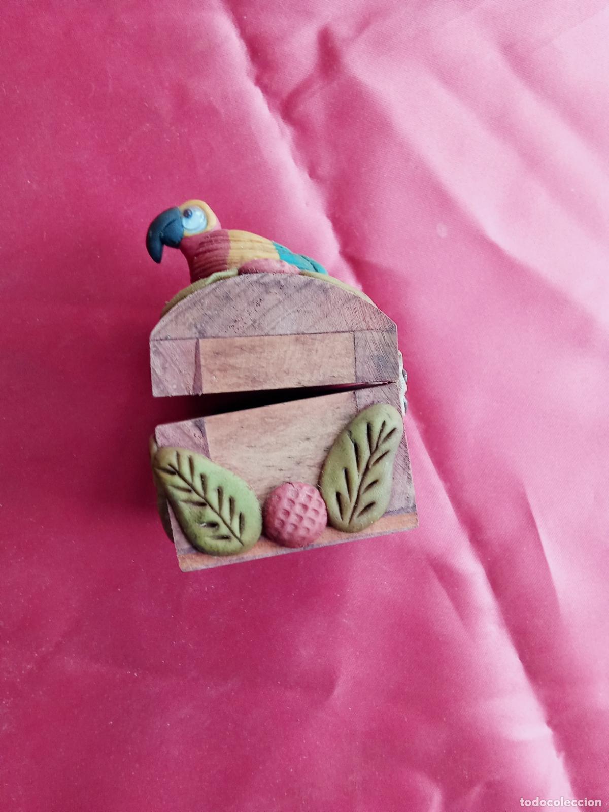 Antig&uuml;edades: Caja madera recuerdo Honouras. Vitrina 1