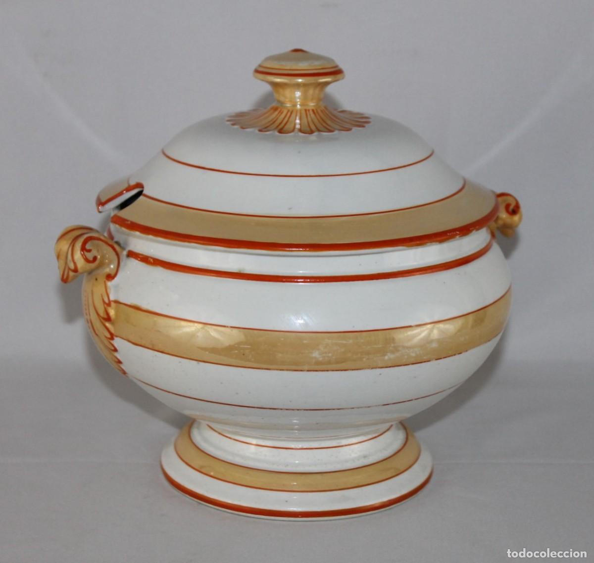 Antig&uuml;edades: Sopera de porcelana estilo Pickman. Decoraci&oacute;n en naranja y blanco. Siglo XX