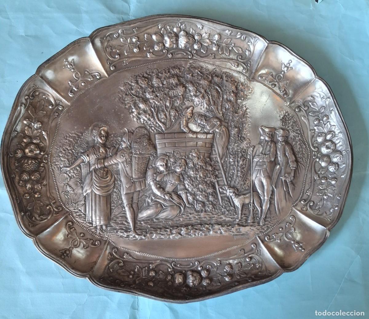 Antig&uuml;edades: Antigua bandeja decorativa De metal plateado