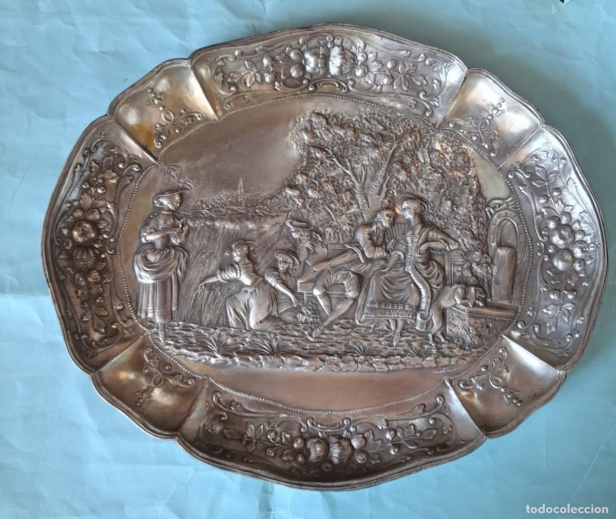 Antig&uuml;edades: Antigua bandeja decorativa de metal plateado