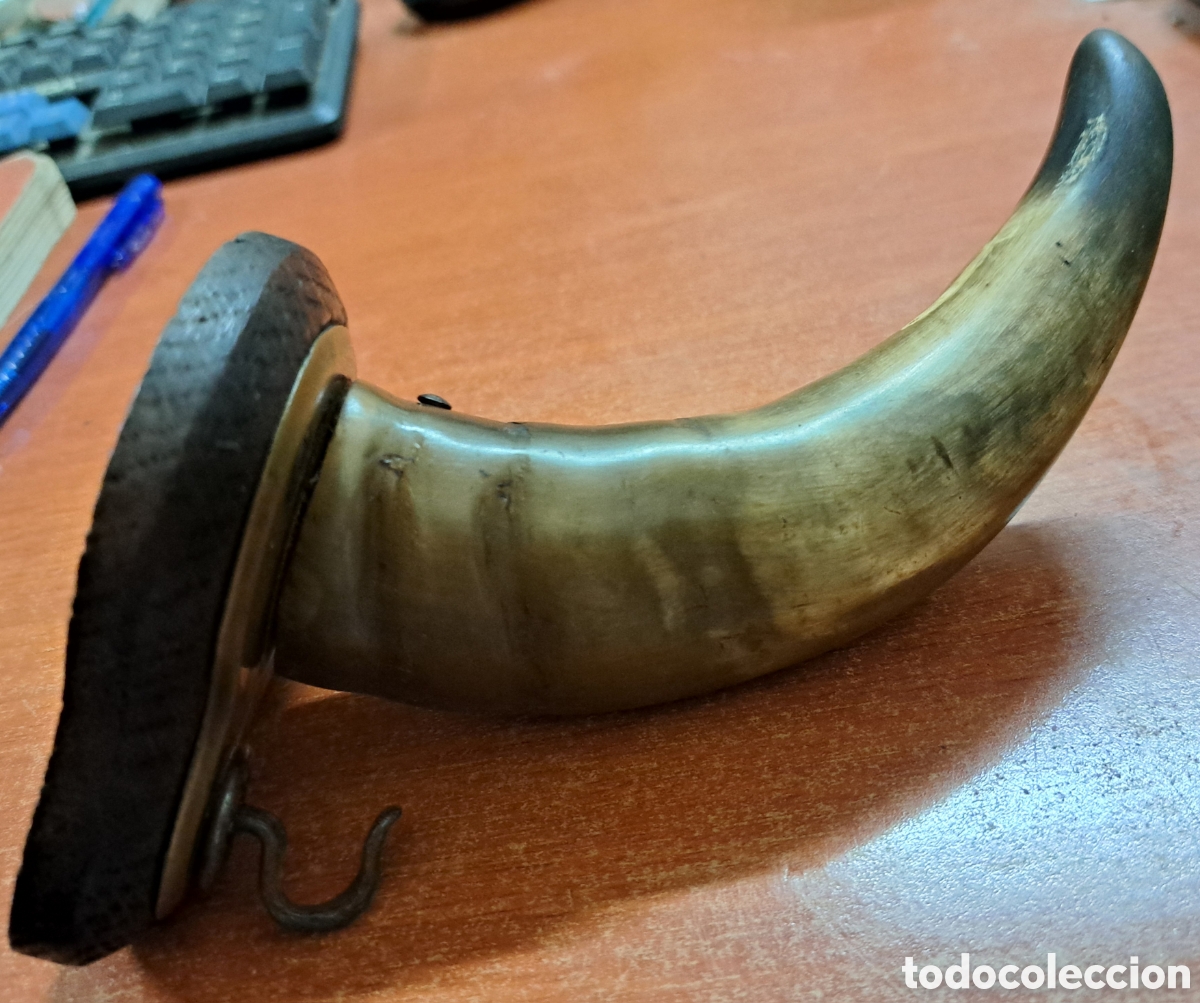 Antig&uuml;edades: Cuerno de toro con base para colgar llaves - Foto 3