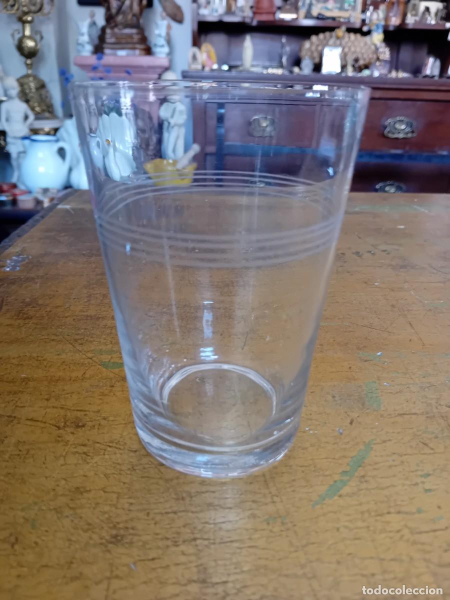 Antig&uuml;edades: Vaso de cristal soplado con bandas trabajado a rueda d&eacute;cada de los 50