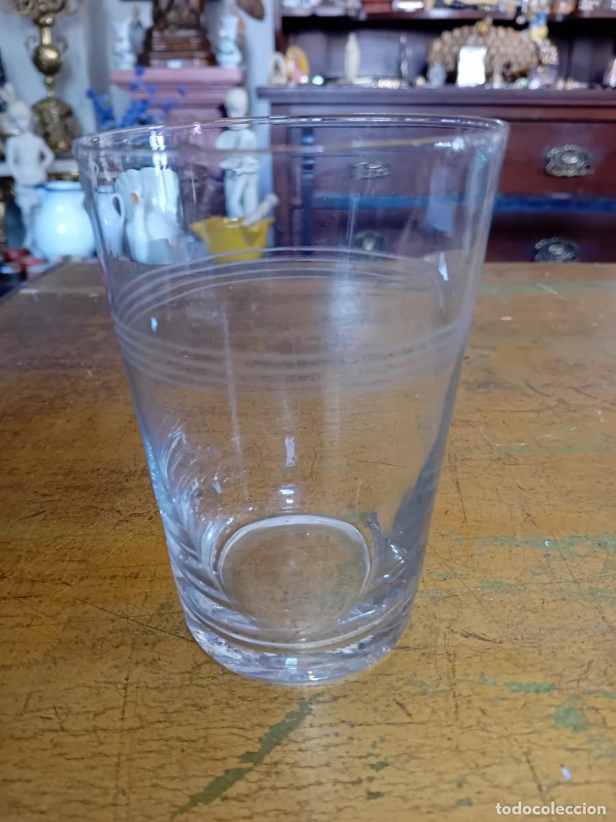 Antig&uuml;edades: Vaso de cristal soplado con bandas trabajado a rueda d&eacute;cada de los 50